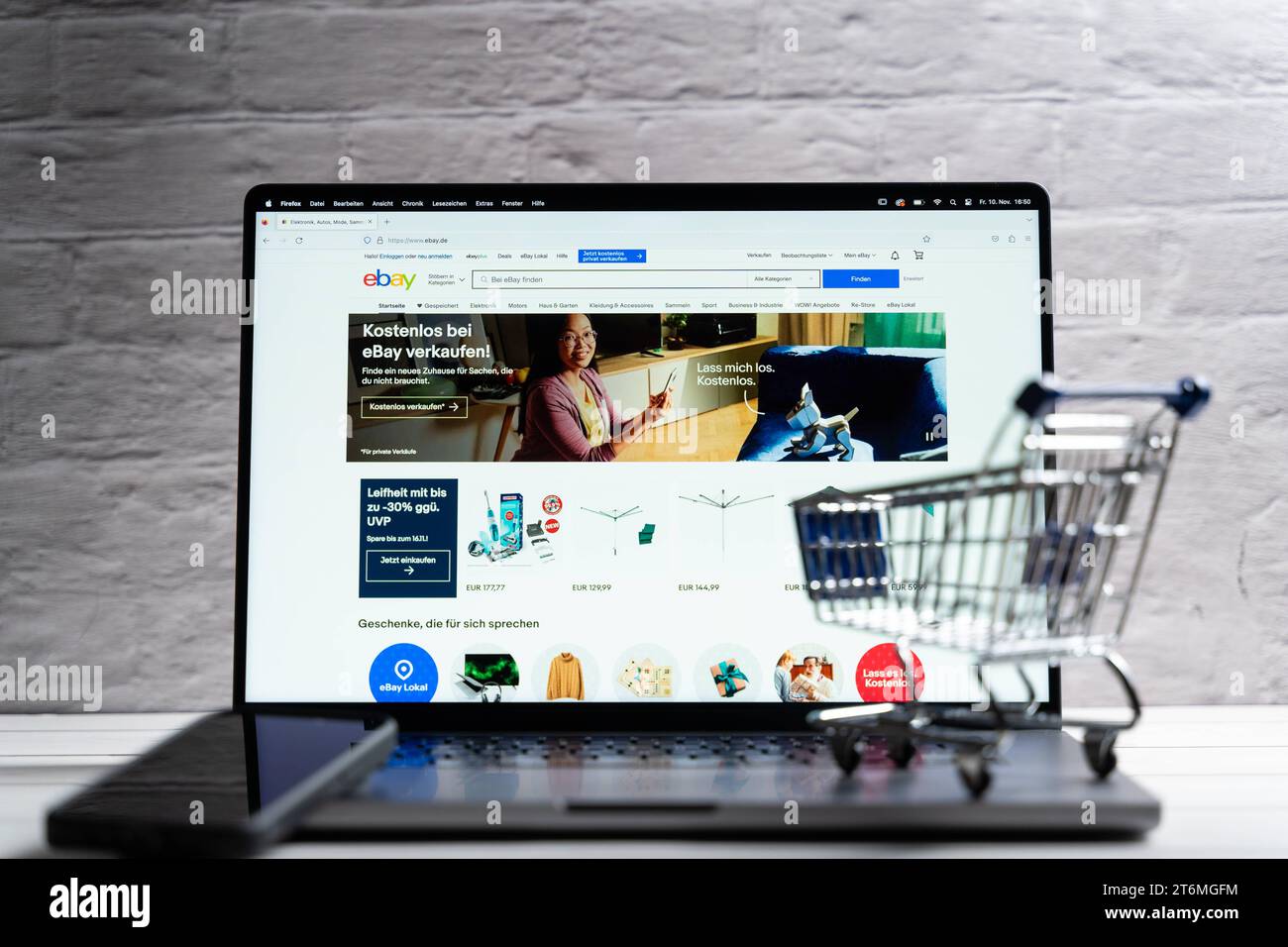 Bayern, Deutschland - 10. November 2023: Verkaufsplattform und Online-Auktionshaus Ebay, Online-Shop-Website auf einem Laptop-Bildschirm *** Verkaufsplattform und Online-Auktionshaus Ebay, Online-Shop-Website auf einem Laptop-Bildschirm Stockfoto