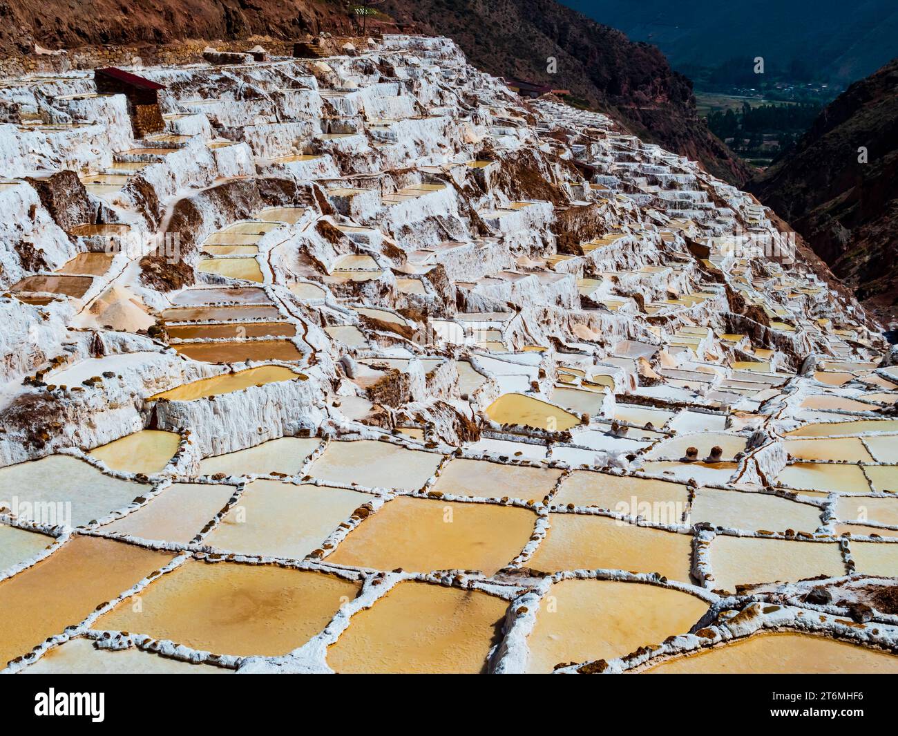 Panoramablick auf die berühmten Salzteiche von Maras im heiligen Tal der Inkas, Region Cusco, Peru Stockfoto
