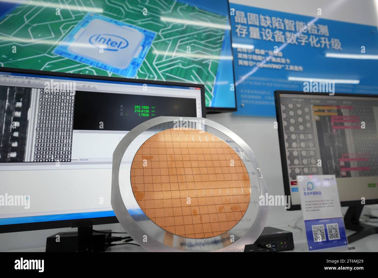 SHANGHAI, CHINA - 8. NOVEMBER 2023 - Intel auf der sechsten CIIE-Ausstellung von Wafer Defect Intelligent Detection Storage Equipment Digital Upgrade Scheme, N Stockfoto