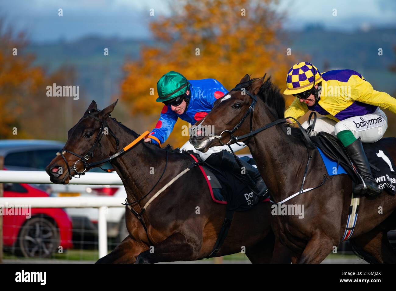 Down Royal, Nordirland, Samstag, 11. November 2023. Wodhooh und Jack Kennedy gewinnen die 3-Y-O-Hürde des Lisburn and Castlereagh City Council für Trainer Gordon Elliott und Eigentümer der Sundowners Partnership . Credit JTW equine Images / Alamy Live News Stockfoto