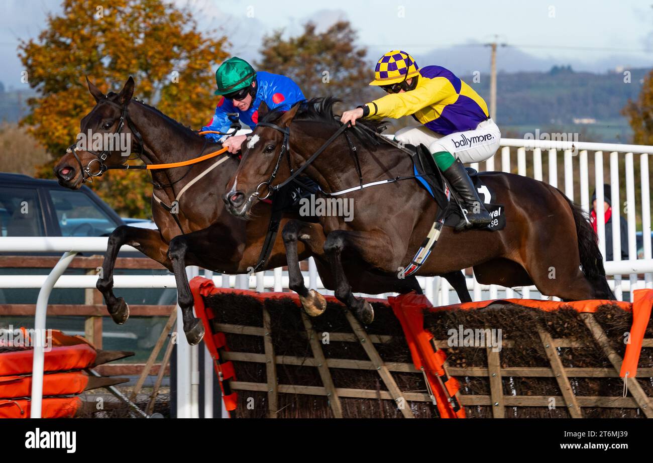 Down Royal, Nordirland, Samstag, 11. November 2023. Wodhooh und Jack Kennedy gewinnen die 3-Y-O-Hürde des Lisburn and Castlereagh City Council für Trainer Gordon Elliott und Eigentümer der Sundowners Partnership . Credit JTW equine Images / Alamy Live News Stockfoto