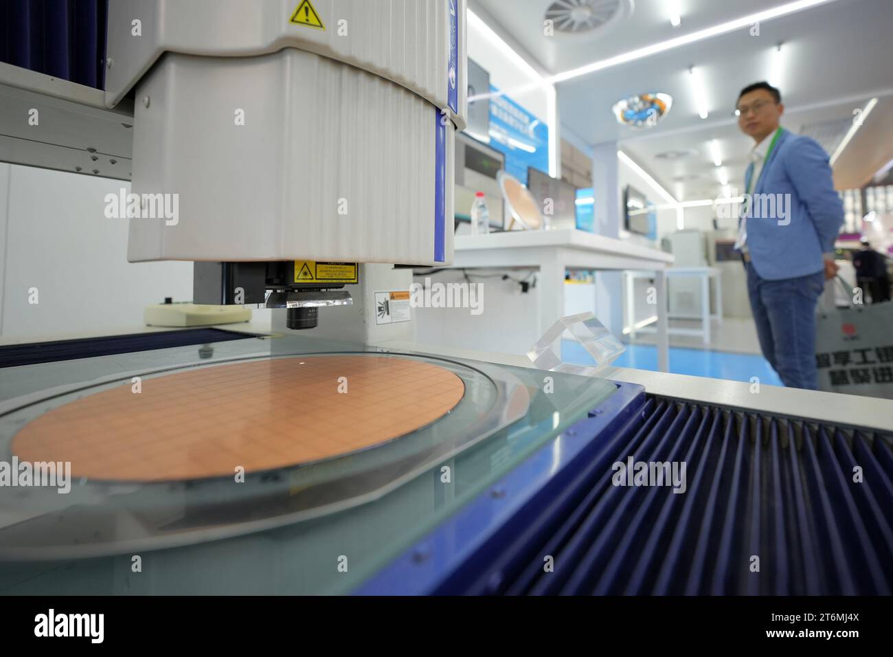 SHANGHAI, CHINA - 8. NOVEMBER 2023 - Intel auf der sechsten CIIE-Ausstellung von Wafer Defect Intelligent Detection Storage Equipment Digital Upgrade Scheme, N Stockfoto