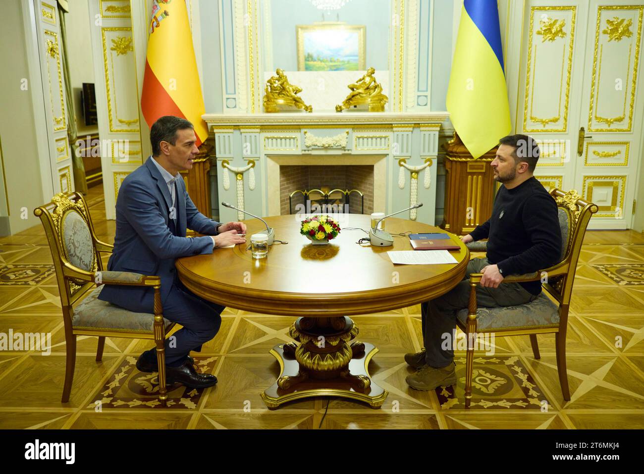 KIEW, UKRAINE - 23. Februar 2023 - der spanische Premierminister Pedro Sanchez während eines Besuchs in der Ukraine zu einem Treffen mit dem Präsidenten der Ukraine Wolodymyr Ze Stockfoto