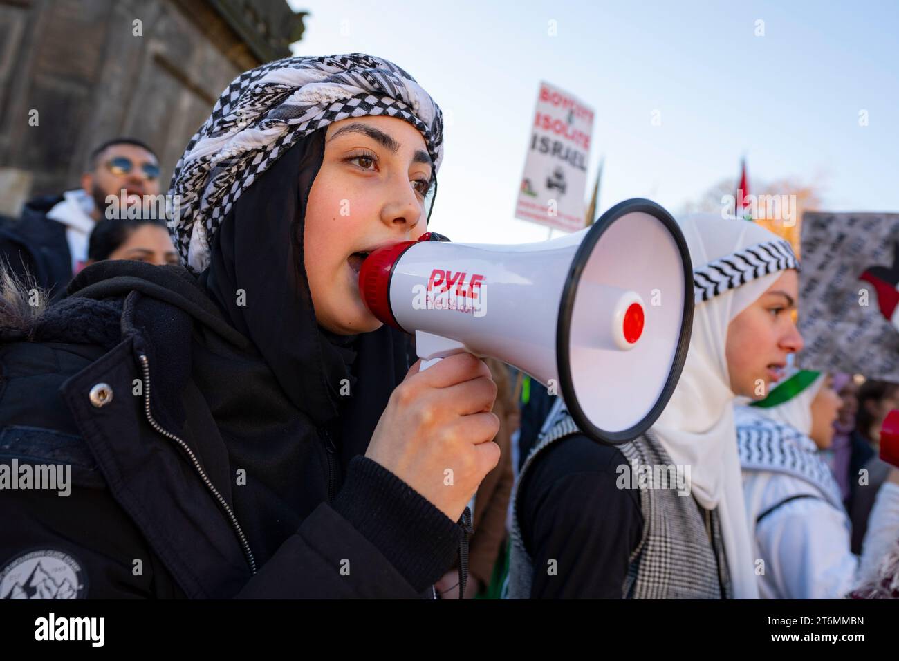 Edinburgh, Schottland, Großbritannien. November 2023. Pro-palästinensische Demonstration marschierte von der Waverley Bridge zum St. Andrew Square in Edinburgh. Demonstranten fordern einen Waffenstillstand in Gaza. Iain Masterton/Alamy Live News Stockfoto