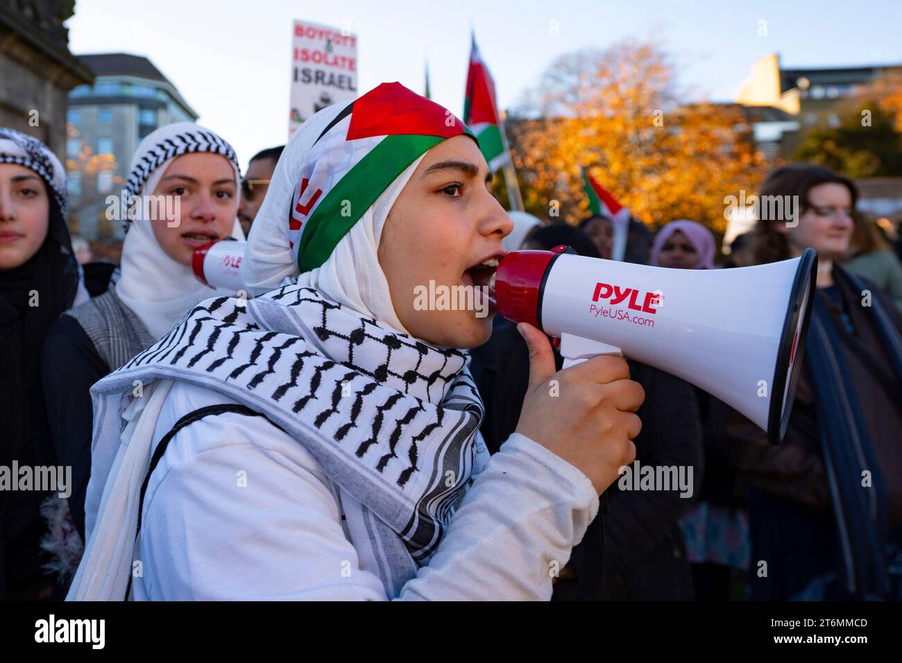 Edinburgh, Schottland, Großbritannien. November 2023. Pro-palästinensische Demonstration marschierte von der Waverley Bridge zum St. Andrew Square in Edinburgh. Demonstranten fordern einen Waffenstillstand in Gaza. Iain Masterton/Alamy Live News Stockfoto