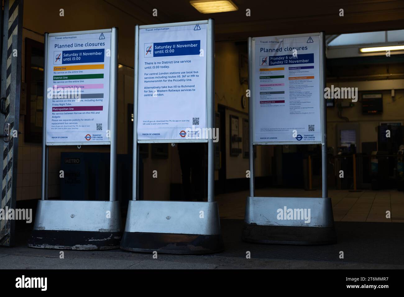 Turnham Green Station, London, Großbritannien. November 2023. Die District Line ist am Samstag, den 11. November, bis 15:00 Uhr geschlossen. Credit: Sinai Noor/Alamy Live News Stockfoto