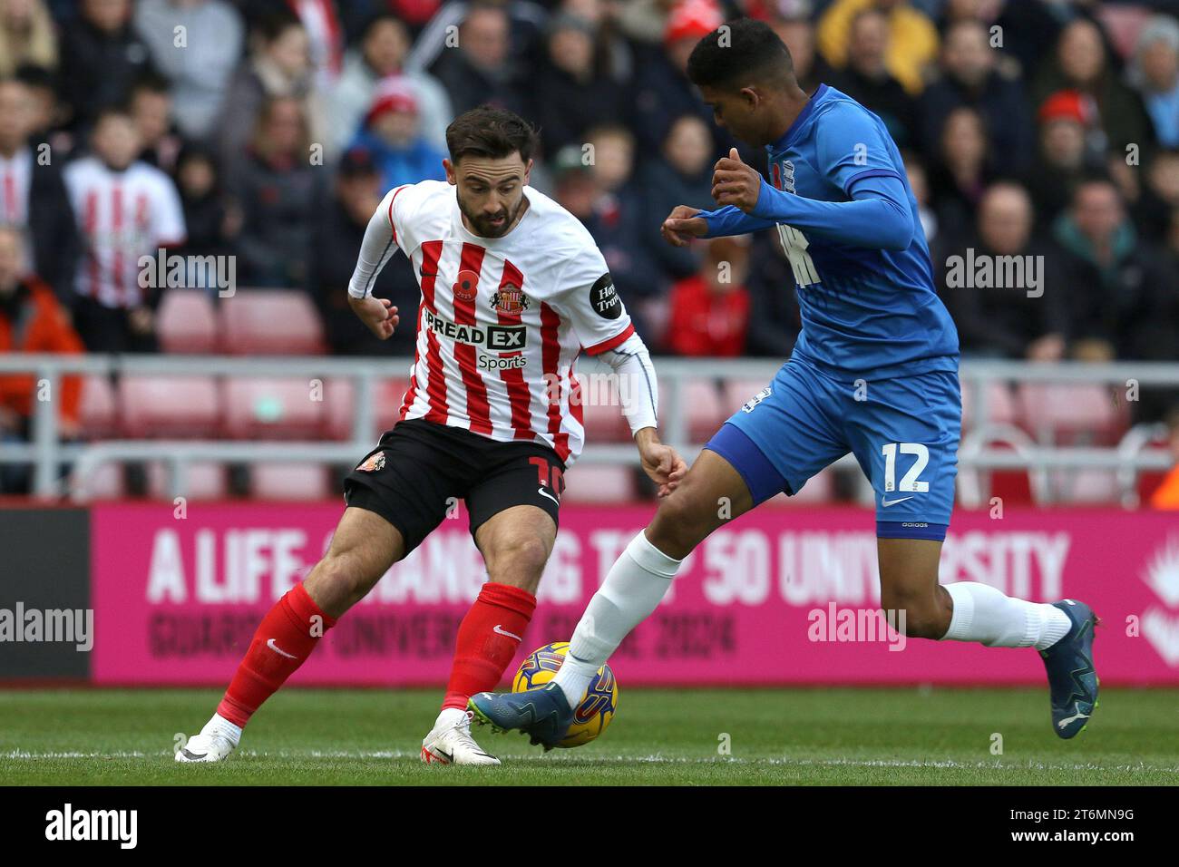 Sunderland, Großbritannien. November 2023. Patrick Roberts aus Sunderland versucht, Cody Drameh aus Birmingham City beim Sky Bet Championship-Spiel zwischen Sunderland und Birmingham City im Stadium of Light, Sunderland, am Samstag, den 11. November 2023, zu überqueren. (Foto: Robert Smith | MI News) Stockfoto