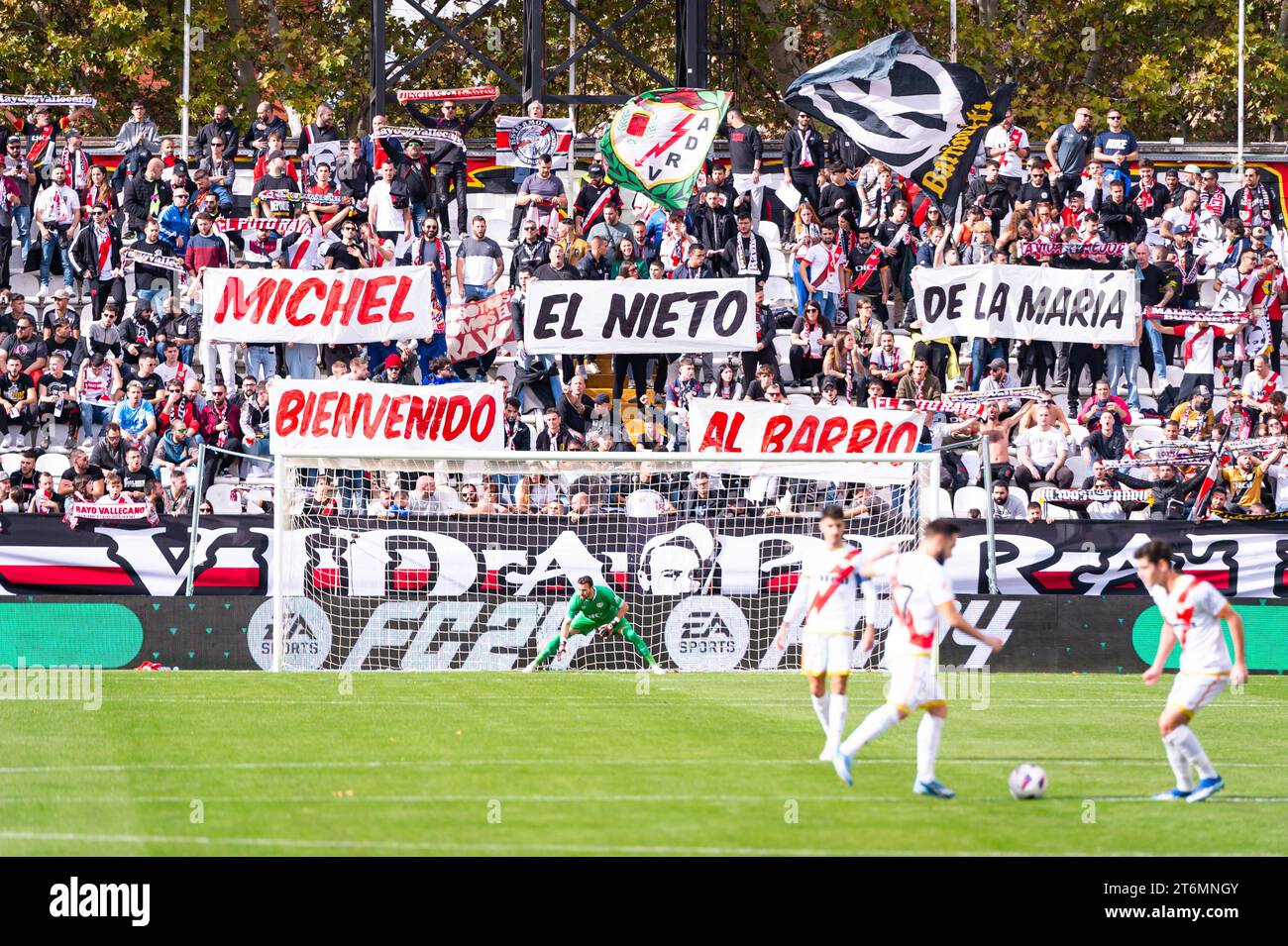 November 2023, Madrid, Madrid, Spanien: die Fans von Rayo Vallecano zeigen ein Banner in Hommage an Miguel Angel Sanchez Munoz, besser bekannt als Michel, die historische Figur von Rayo Vallecano und aktueller Trainer von Girona, vor dem Fußballspiel La Liga EA Sports 2022/23 zwischen Rayo Vallecano und Girona im Estadio de Vallecas in Madrid. (Kreditbild: © Alberto Gardin/ZUMA Press Wire) NUR REDAKTIONELLE VERWENDUNG! Nicht für kommerzielle ZWECKE! Stockfoto