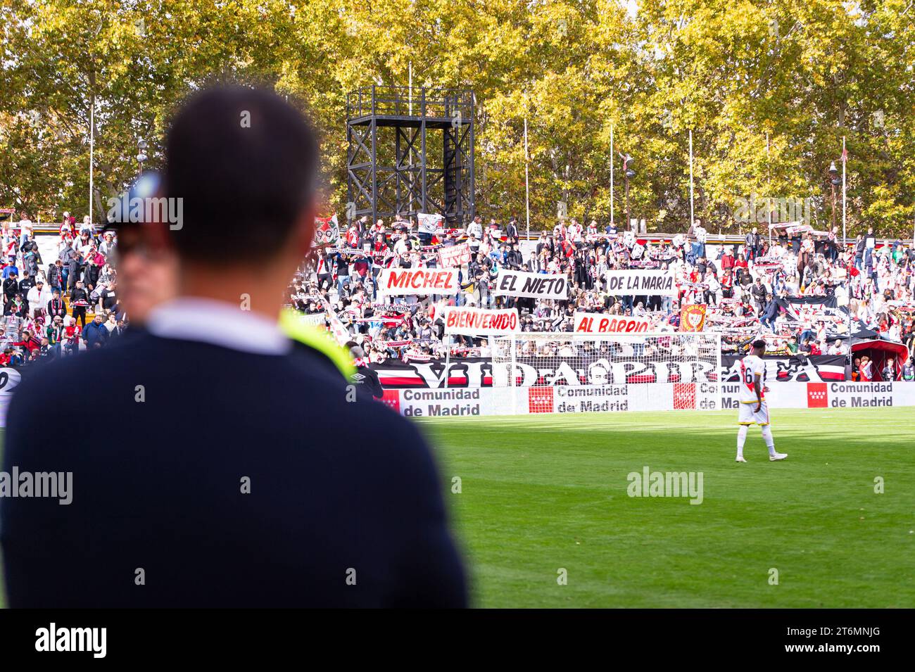 November 2023, Madrid, Madrid, Spanien: die Fans von Rayo Vallecano zeigen ein Banner in Hommage an Miguel Angel Sanchez Munoz, besser bekannt als Michel, die historische Figur von Rayo Vallecano und aktueller Trainer von Girona, vor dem Fußballspiel La Liga EA Sports 2022/23 zwischen Rayo Vallecano und Girona im Estadio de Vallecas in Madrid. (Kreditbild: © Alberto Gardin/ZUMA Press Wire) NUR REDAKTIONELLE VERWENDUNG! Nicht für kommerzielle ZWECKE! Stockfoto
