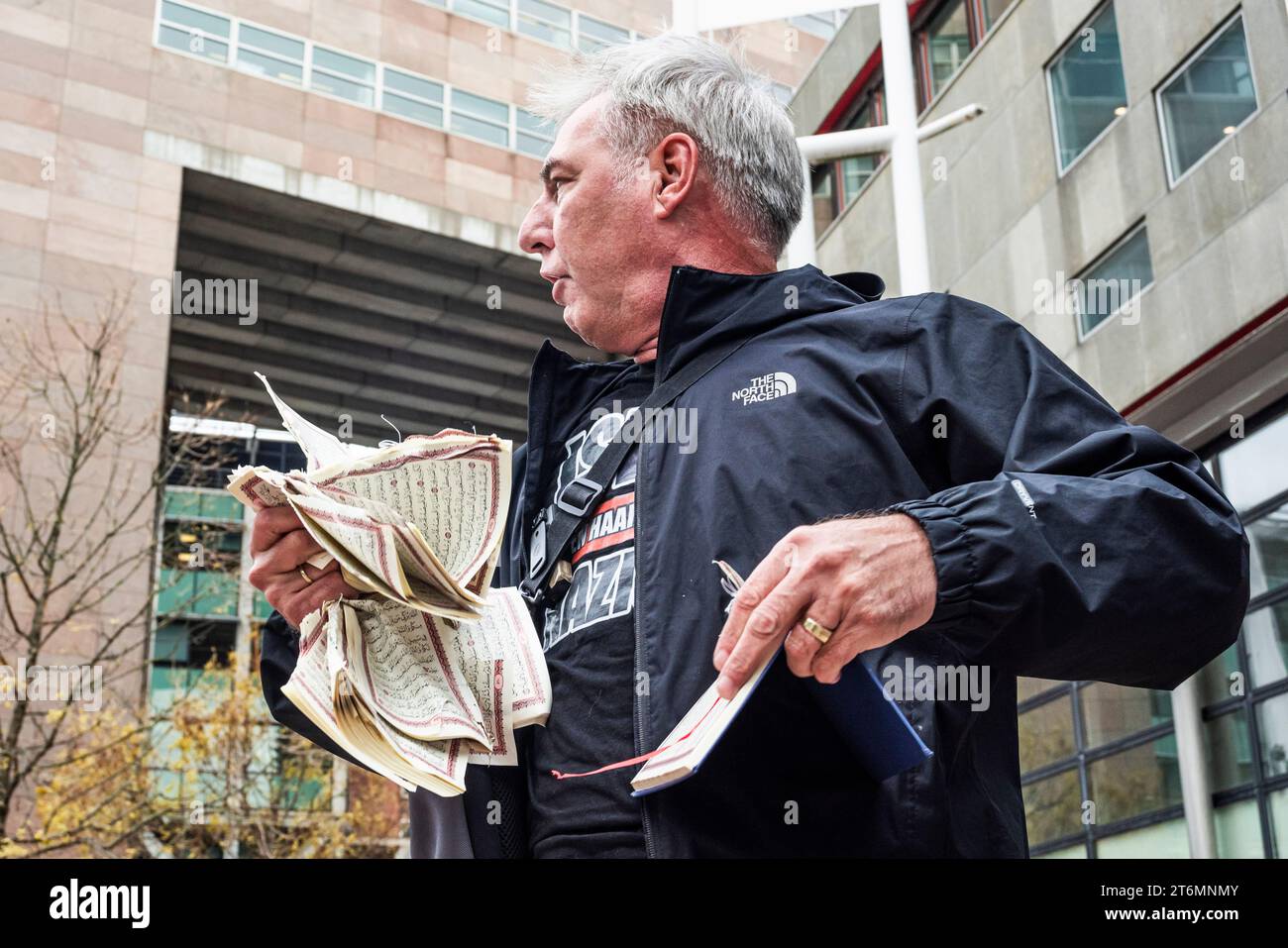 Hinweis: Warnung, einige Menschen könnten den Inhalt dieser Bilder als anstößig empfinden. Justizpalast, Prinz Clauslaan 60, den Haag, Niederlande. Donnerstag, 9. November 2023. Hinweis: Warnung, einige Menschen könnten den Inhalt dieser Bilder als anstößig empfinden. Edwin Wagensveld, der in Deutschland lebte, ist ein rechtsextremer niederländischer rassistischer Politiker und Anführer der anti-muslimischen Gruppe PEGIDA (Patriotische Europäer gegen die Islamisierung des Westens). Er hat den Koran heute Morgen vor einem Gerichtsgebäude in den Haag auseinandergerissen, kurz vor seinem Erscheinen am Hof. Stockfoto