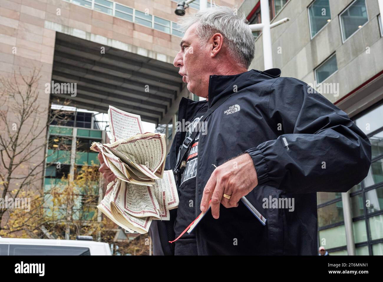 Hinweis: Warnung, einige Menschen könnten den Inhalt dieser Bilder als anstößig empfinden. Justizpalast, Prinz Clauslaan 60, den Haag, Niederlande. Donnerstag, 9. November 2023. Hinweis: Warnung, einige Menschen könnten den Inhalt dieser Bilder als anstößig empfinden. Edwin Wagensveld, der in Deutschland lebte, ist ein rechtsextremer niederländischer rassistischer Politiker und Anführer der anti-muslimischen Gruppe PEGIDA (Patriotische Europäer gegen die Islamisierung des Westens). Er hat den Koran heute Morgen vor einem Gerichtsgebäude in den Haag auseinandergerissen, kurz vor seinem Erscheinen am Hof. Stockfoto