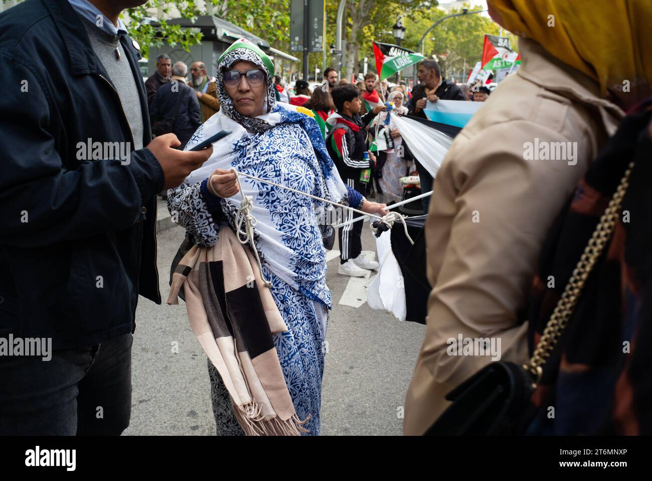 Demonstranten während einer Demonstration für Menschenrechte und Völkerrecht zur Befreiung des saharauischen Volkes am 11. November 20 in der Atocha-Straße Stockfoto