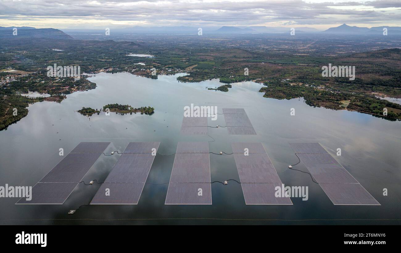 (231111) -- PEKING, 11. November 2023 (Xinhua) -- dieses Luftfoto, aufgenommen am 8. Dezember 2022, zeigt den schwimmenden Solarpark, der durch Partnerschaft mit einem chinesischen Unternehmen im Sirindhorn-Damm in Ubon Ratchatani, Thailand, gebaut wurde. (Xinhua/Wang Teng) Stockfoto