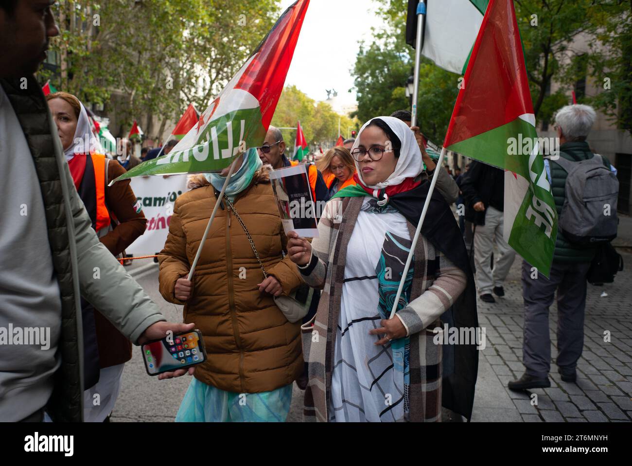 Demonstranten während einer Demonstration für Menschenrechte und Völkerrecht zur Befreiung des saharauischen Volkes am 11. November 20 in der Atocha-Straße Stockfoto