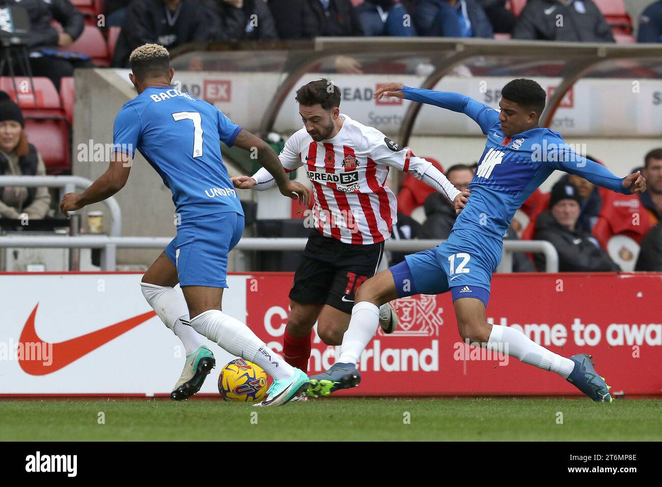 Sunderland, Großbritannien. November 2023. Cody Drameh aus Birmingham City fordert Patrick Roberts aus Sunderland während des Sky Bet Championship-Spiels zwischen Sunderland und Birmingham City am Samstag, den 11. November 2023, im Stadium of Light in Sunderland heraus. (Foto: Robert Smith | MI News) Stockfoto