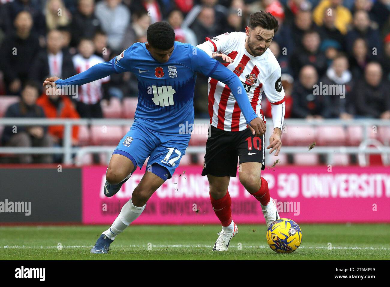 Sunderland, Großbritannien. November 2023. Patrick Roberts aus Sunderland versucht, Cody Drameh aus Birmingham City beim Sky Bet Championship-Spiel zwischen Sunderland und Birmingham City im Stadium of Light, Sunderland, am Samstag, den 11. November 2023, zu überqueren. (Foto: Robert Smith | MI News) Stockfoto
