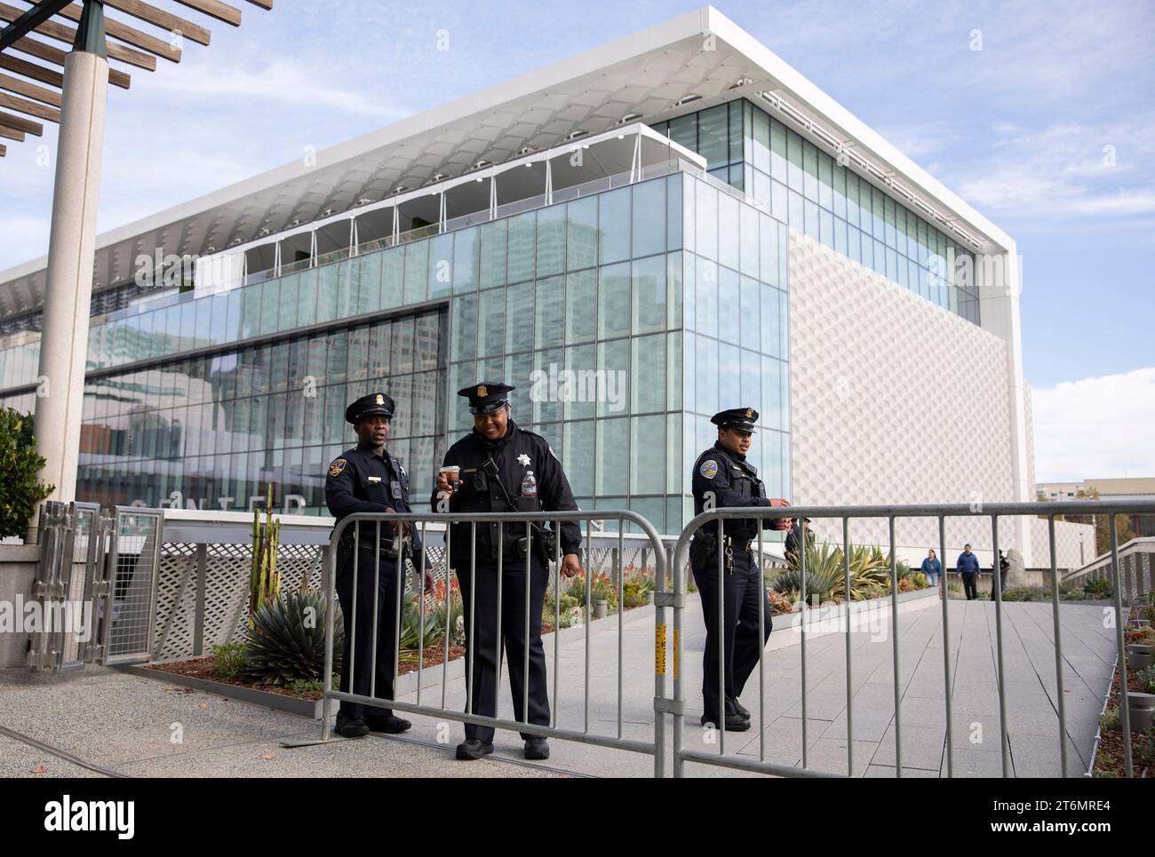 (231111) -- SAN FRANCISCO, 11. November 2023 (Xinhua) -- Polizei bewacht den Ort des 30. APEC Economic Leaders' Meeting in San Francisco, Kalifornien, USA, 10. November 2023. Das Treffen findet in San Francisco statt. (Foto: Li Jianguo/Xinhua) Stockfoto