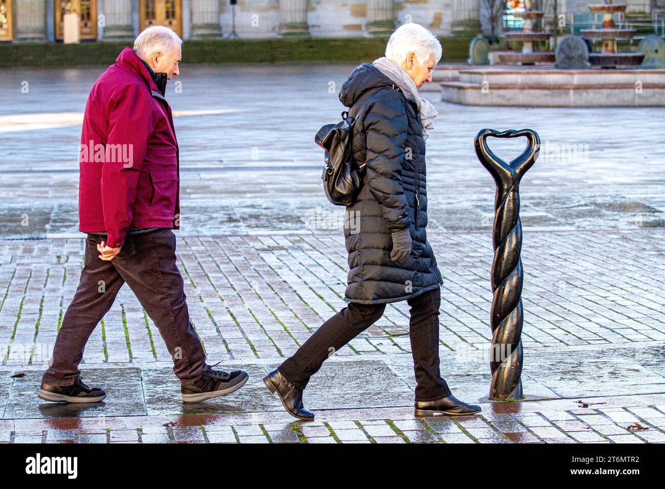 Dundee, Tayside, Schottland, Großbritannien. November 2023. UK Wetter: Obwohl das Wetter ein sonniges und kaltes Herbstwochenende war, gingen einige Leute hinaus, um die Herbstsonne zu genießen. Trotz der hohen Lebenshaltungskosten in Schottland haben die Senioren vor Ort eine gute Zeit, um ihren Alltag im Stadtzentrum von Dundee während ihres Weihnachtseinkaufs zu verbringen. Quelle: Dundee Photographics/Alamy Live News Stockfoto