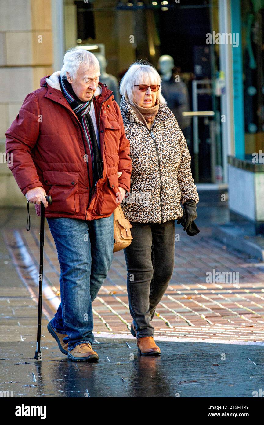 Dundee, Tayside, Schottland, Großbritannien. November 2023. UK Wetter: Obwohl das Wetter ein sonniges und kaltes Herbstwochenende war, gingen einige Leute hinaus, um die Herbstsonne zu genießen. Trotz der hohen Lebenshaltungskosten in Schottland haben die Senioren vor Ort eine gute Zeit, um ihren Alltag im Stadtzentrum von Dundee während ihres Weihnachtseinkaufs zu verbringen. Quelle: Dundee Photographics/Alamy Live News Stockfoto