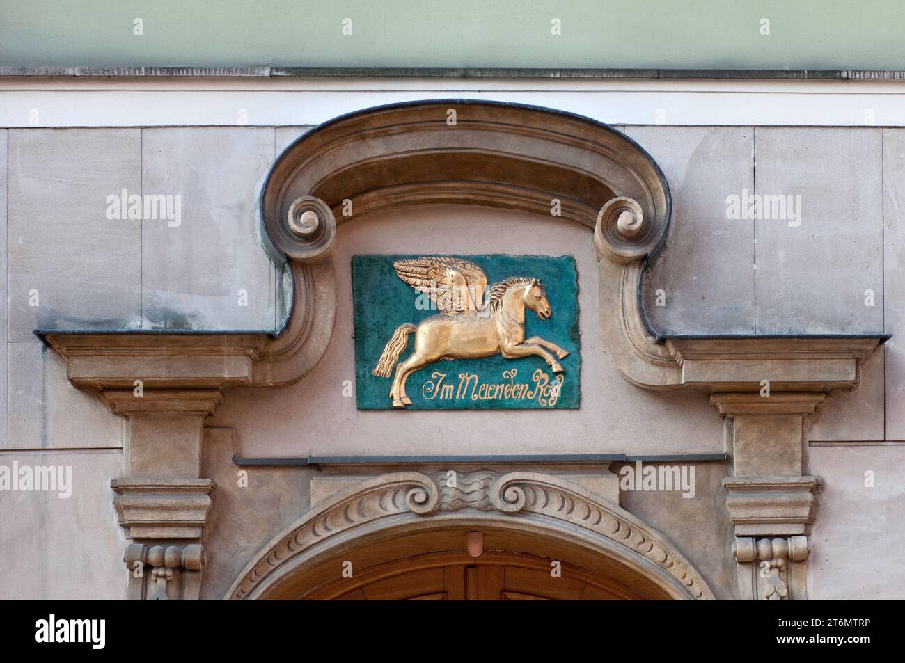 BAS-Relief von pegasus am Portal des Hauses in der Altstadt von Wrocław, Niederschlesien, Polen Stockfoto