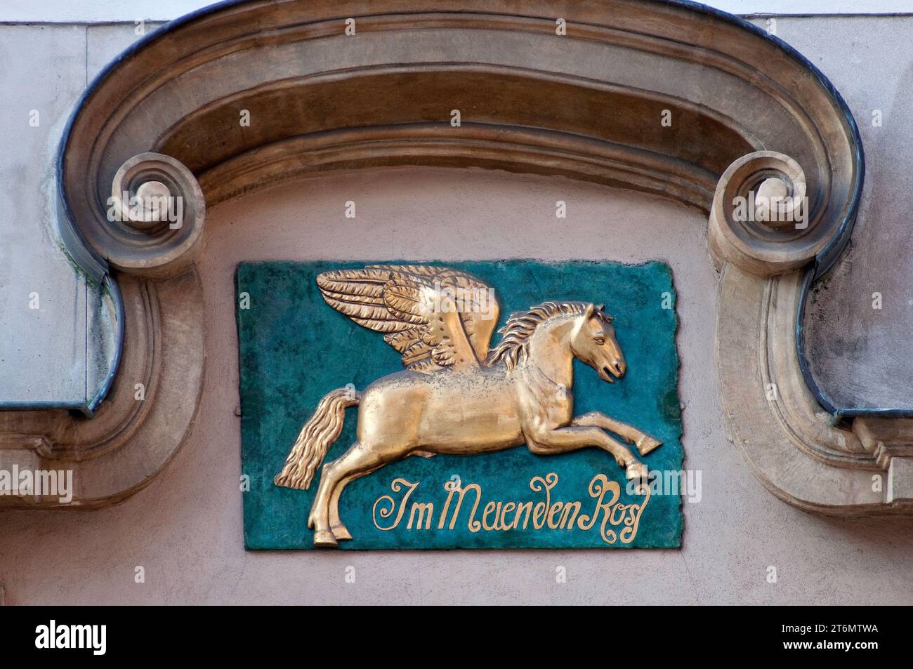 BAS-Relief von pegasus am Portal des Hauses in der Altstadt von Wrocław, Niederschlesien, Polen Stockfoto