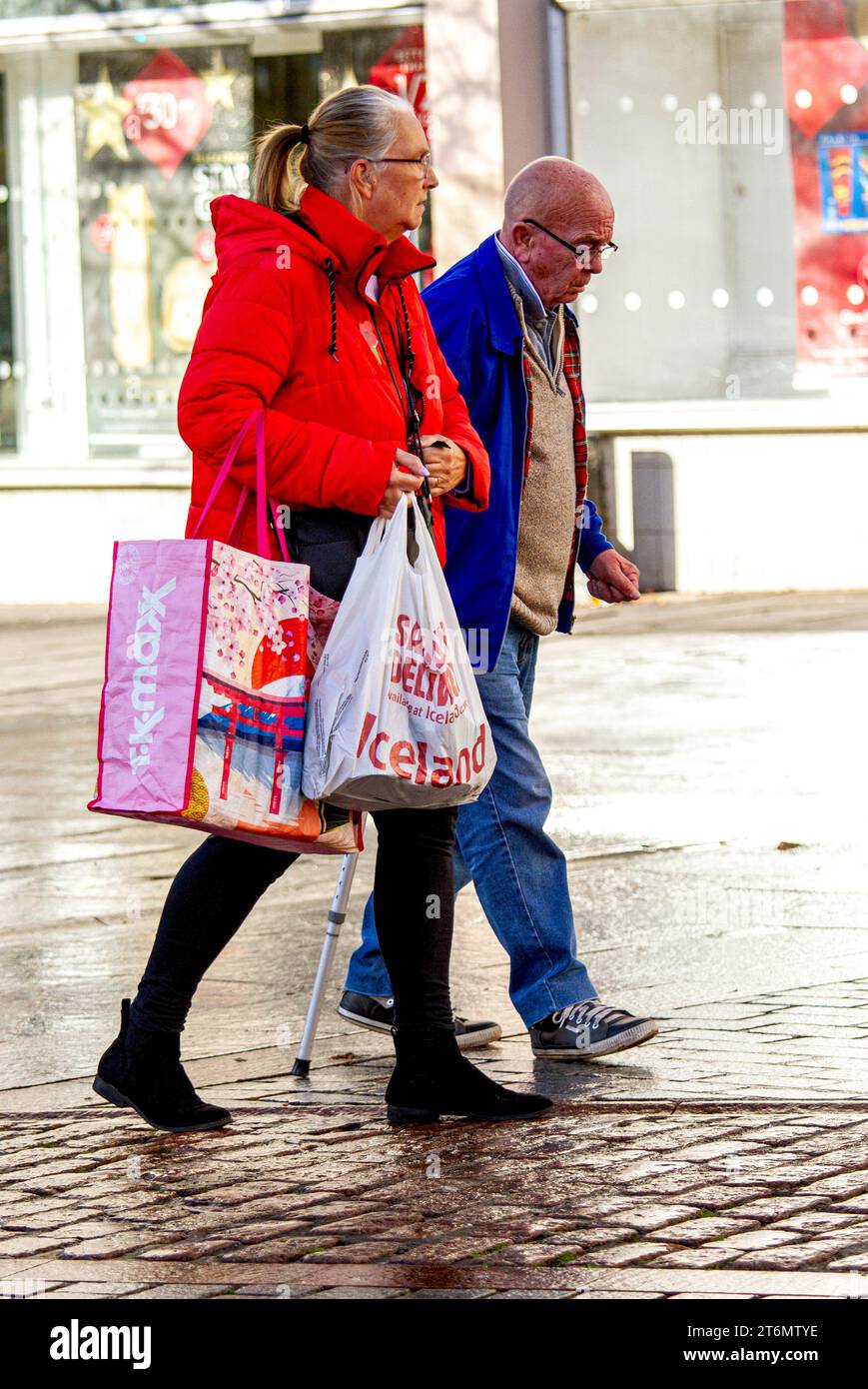 Dundee, Tayside, Schottland, Großbritannien. November 2023. UK Wetter: Obwohl das Wetter ein sonniges und kaltes Herbstwochenende war, gingen einige Leute hinaus, um die Herbstsonne zu genießen. Trotz der hohen Lebenshaltungskosten in Schottland haben die Senioren vor Ort eine gute Zeit, um ihren Alltag im Stadtzentrum von Dundee während ihres Weihnachtseinkaufs zu verbringen. Quelle: Dundee Photographics/Alamy Live News Stockfoto