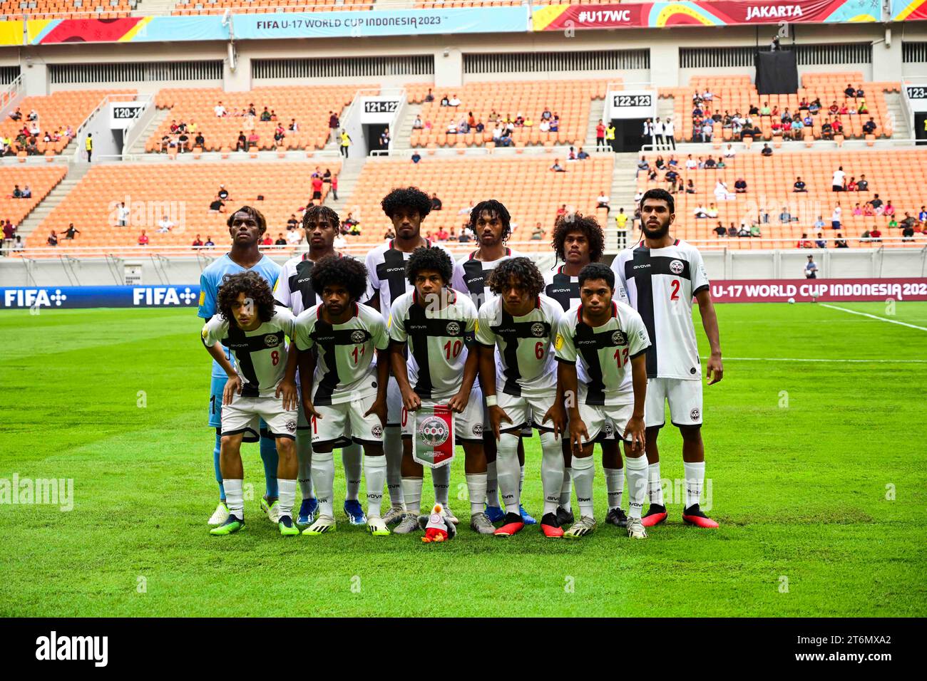 (231111) -- JAKARTA, 11. November 2023 (Xinhua) -- Spieler aus Neukaledonien stehen vor dem Gruppenspiel C der FIFA U-17-Weltmeisterschaft Indonesien 2023 zwischen Neukaledonien und England am 11. November 2023 in Jakarta, Indonesien. (Xinhua/Zulkarnain) Stockfoto