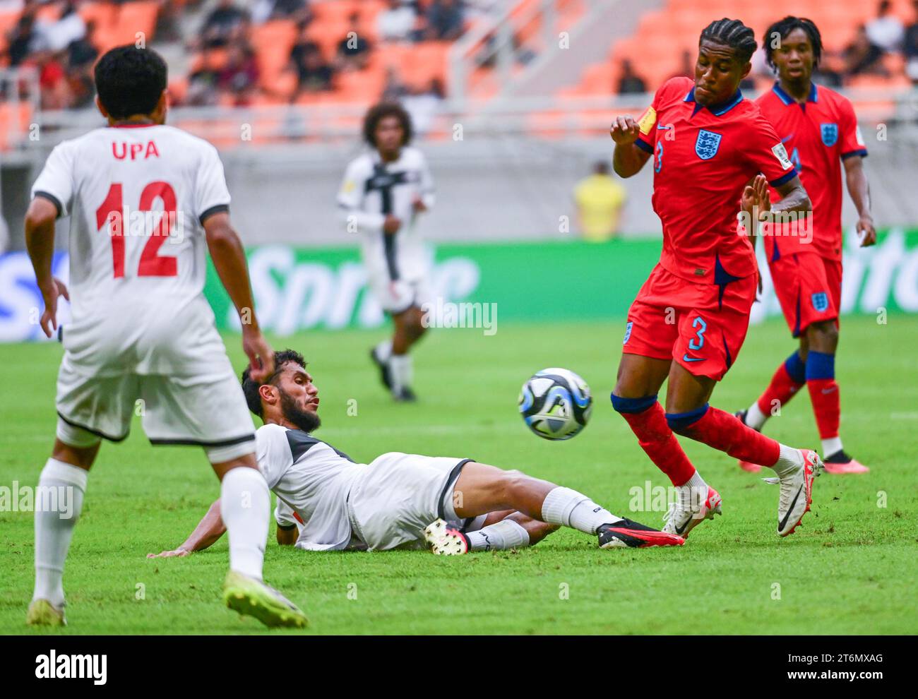 (231111) -- JAKARTA, 11. November 2023 (Xinhua) -- Jayden Meghoma (R) aus England tritt am 11. November 2023 in Jakarta (Indonesien) im Gruppenspiel C der FIFA U-17-Weltmeisterschaft Indonesien 2023 in Jakarta (Indonesien) an. (Xinhua/Zulkarnain) Stockfoto