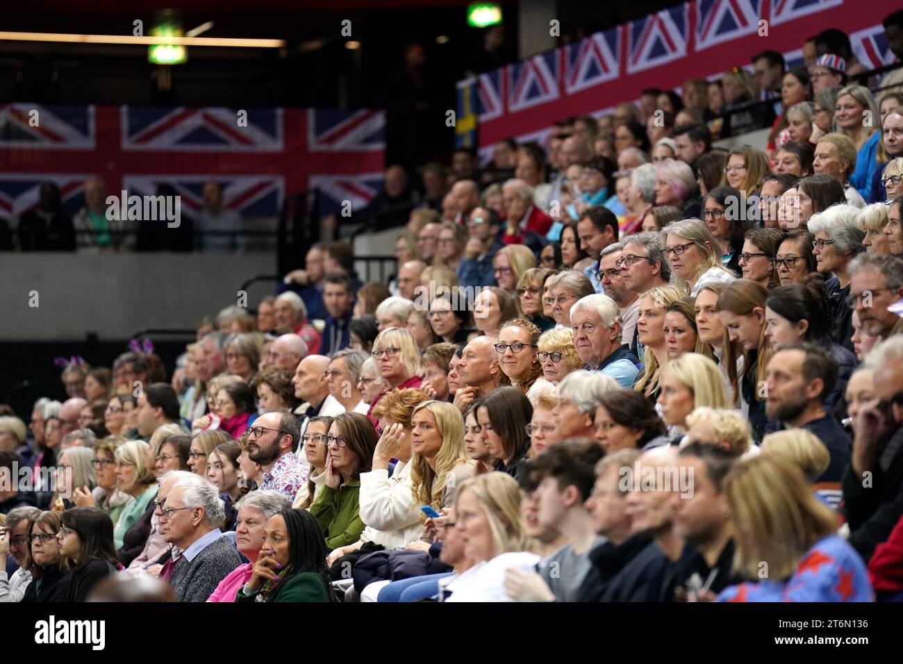 Die Fans Großbritanniens auf den Tribünen am ersten Tag des Billie Jean King Cup 2023 zwischen Großbritannien und Schweden in der Copper Box Arena in London. Bilddatum: Samstag, 11. November 2023. Stockfoto