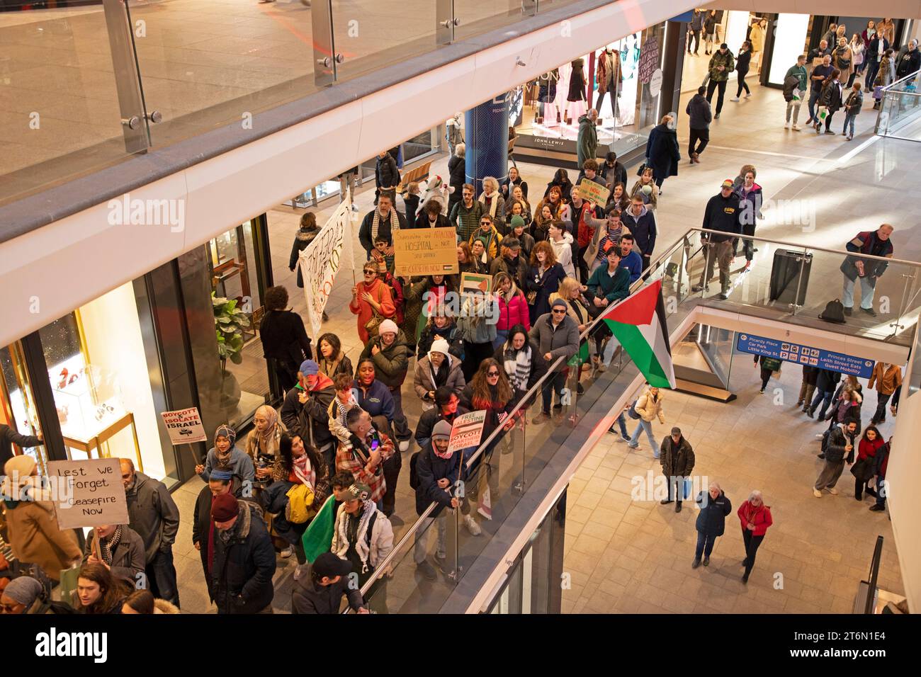 Edinburgh, Schottland, Vereinigtes Königreich, 11. November 2023. Palästinensischer Solidaritätsmarsch von der Waverley Bridge aus, hielt an der Barclay's Bank Princes Street Branch inne und ging dann mit einer leichten Pause durch das Einkaufszentrum St. James Quarter, dann weiter zum St. Andrews Square. Quelle: Archwhite/Alamy Live News. Stockfoto