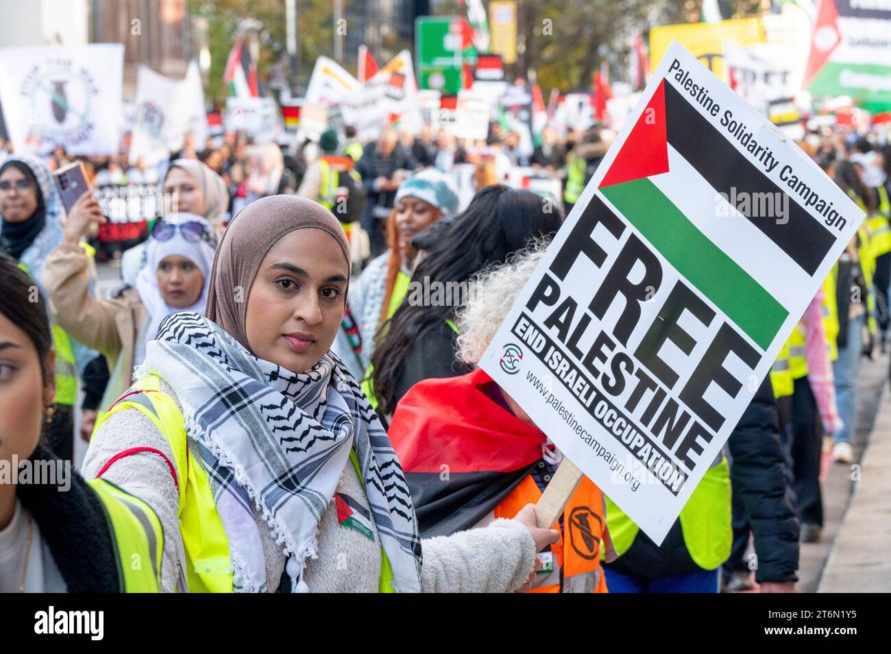 London, Großbritannien. November 2023. Hunderttausende Demonstranten nehmen an einem marsch durch London Teil, der zu einem Waffenstillstand in Gaza aufruft. Stockfoto