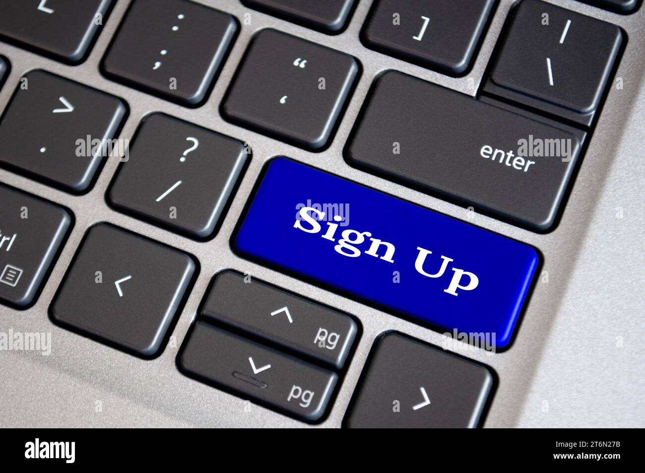 Anmeldetext auf blauer Tastatur. Anmeldung und Online-Registrierung Stockfoto