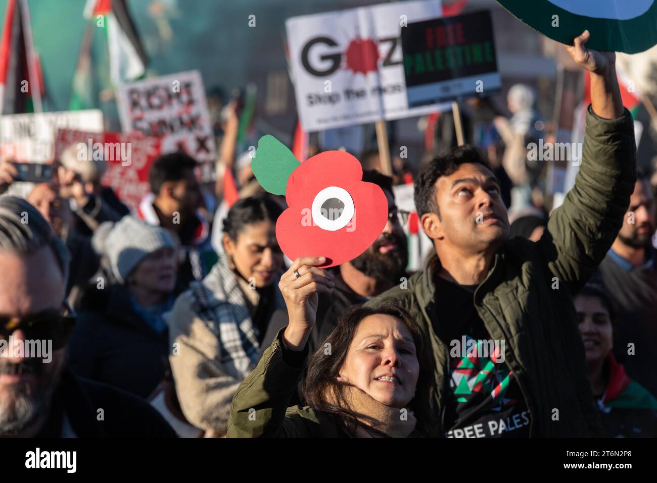 Vauxhall Bridge, London, Großbritannien. November 2023. Während der Konflikt zwischen Israel und der Hamas anhält, findet ein Protest gegen die Eskalation der militärischen Aktionen im Gazastreifen statt. Organisiert von Gruppen wie der palästinensischen Solidaritätskampagne und der „Stop the war Coalition“ mit dem Titel „Nationalmarsch für Palästina“ und mit Aufrufen zur „Befreiung Palästinas“, „Beendigung der Gewalt“ und „Beendigung der Apartheid“ versammelten sich die Demonstranten in der Park Lane, bevor sie nach Süden und über die Vauxhall-Brücke fuhren. Stockfoto