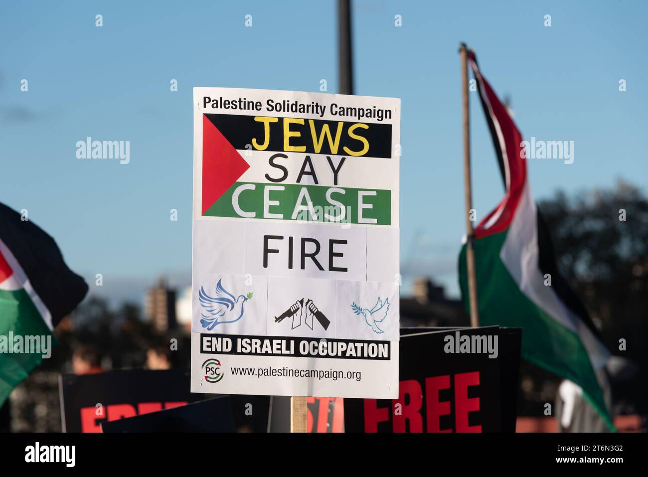 Vauxhall Bridge, London, Großbritannien. November 2023. Während der Konflikt zwischen Israel und der Hamas anhält, findet ein Protest gegen die Eskalation der militärischen Aktionen im Gazastreifen statt. Organisiert von Gruppen wie der palästinensischen Solidaritätskampagne und der „Stop the war Coalition“ mit dem Titel „Nationalmarsch für Palästina“ und mit Aufrufen zur „Befreiung Palästinas“, „Beendigung der Gewalt“ und „Beendigung der Apartheid“ versammelten sich die Demonstranten in der Park Lane, bevor sie nach Süden und über die Vauxhall-Brücke fuhren. Stockfoto