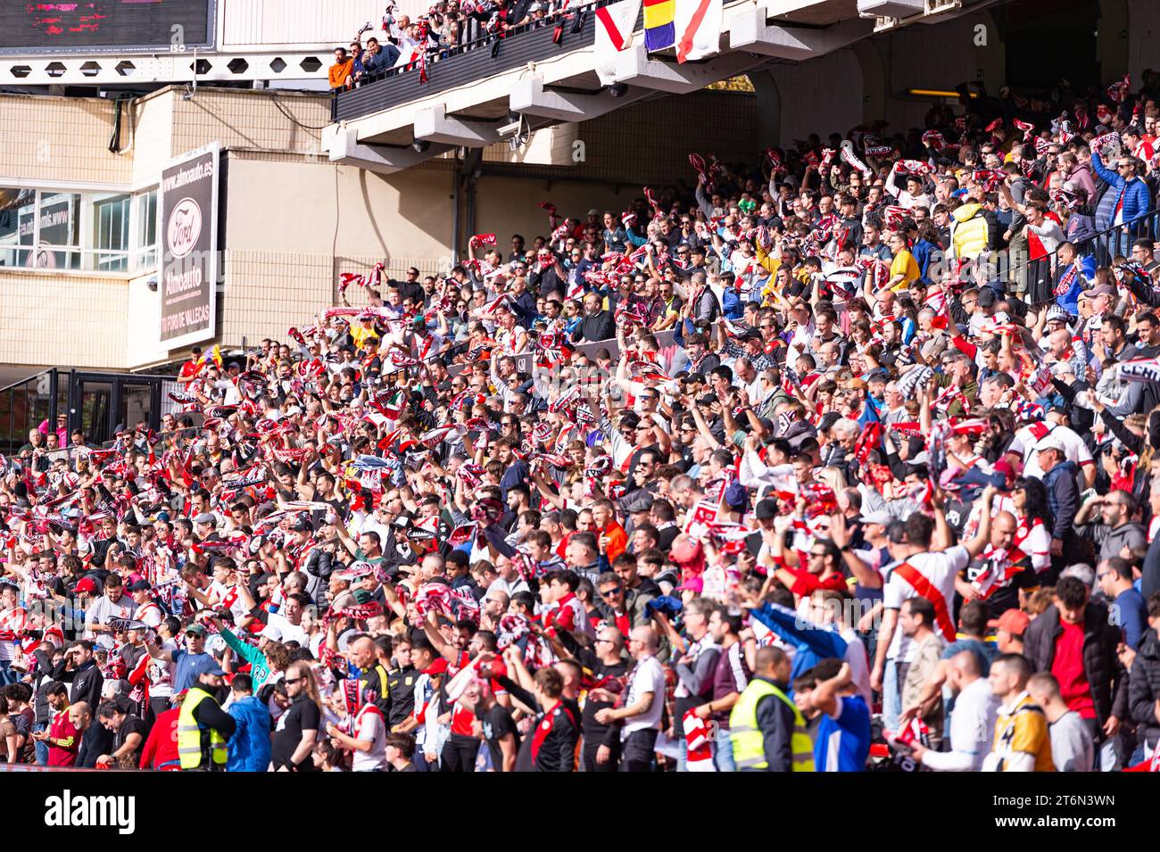 11. November 2023 in Madrid, Madrid, Spanien: Beim Fußballspiel La Liga EA Sports 2022/23 zwischen Rayo Vallecano und Girona im Estadio de Vallecas in Madrid, Spanien. (Kreditbild: © Alberto Gardin/ZUMA Press Wire) NUR REDAKTIONELLE VERWENDUNG! Nicht für kommerzielle ZWECKE! Stockfoto