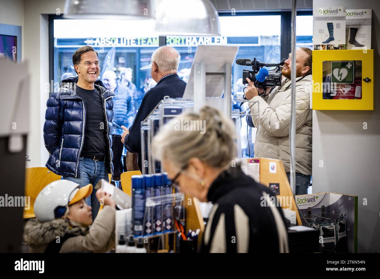 HAARLEM - Mark Rutte während eines VVD-Wahlkampfes im Generaal Cronjestraat von Haarlem im Vorfeld der Wahlen zum Repräsentantenhaus. ANP REMKO DE WAAL niederlande raus - belgien raus Stockfoto