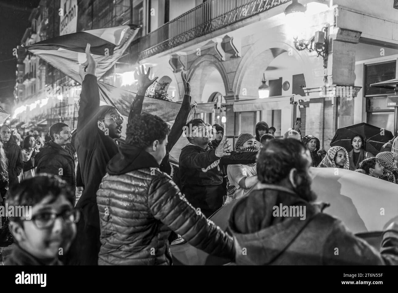 La Rioja, 2. Dezember 2023: Demonstration einer Gruppe von Palästinensern, die ein Ende der israelischen Angriffe fordern. Stockfoto