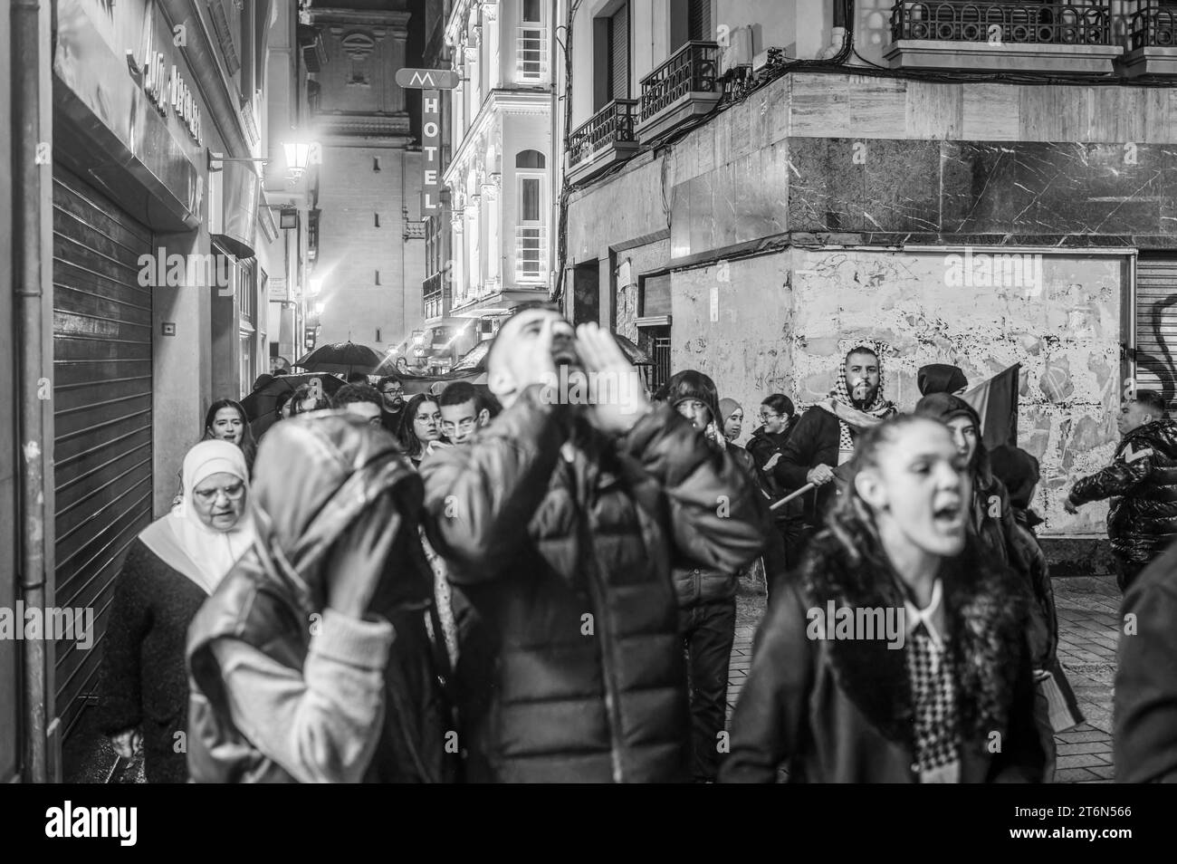 La Rioja, 2. Dezember 2023: Demonstration einer Gruppe von Palästinensern, die ein Ende der israelischen Angriffe fordern. Stockfoto