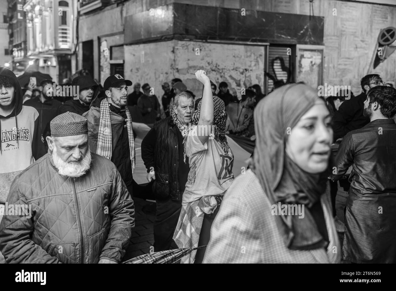 La Rioja, 2. Dezember 2023: Demonstration einer Gruppe von Palästinensern, die ein Ende der israelischen Angriffe fordern. Stockfoto