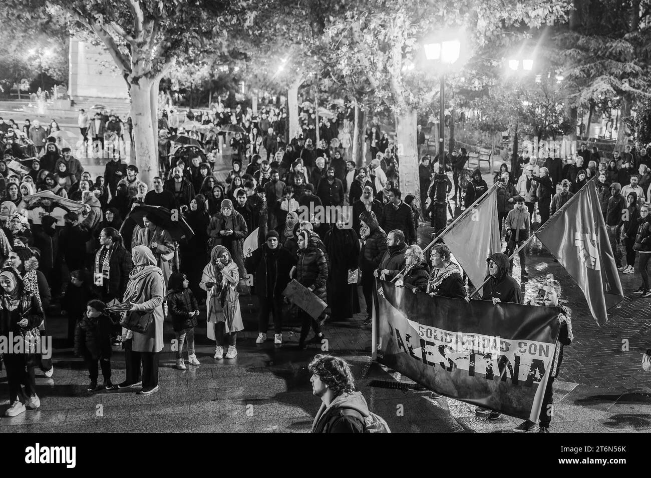 La Rioja, 2. Dezember 2023: Demonstration einer Gruppe von Palästinensern, die ein Ende der israelischen Angriffe fordern. Stockfoto