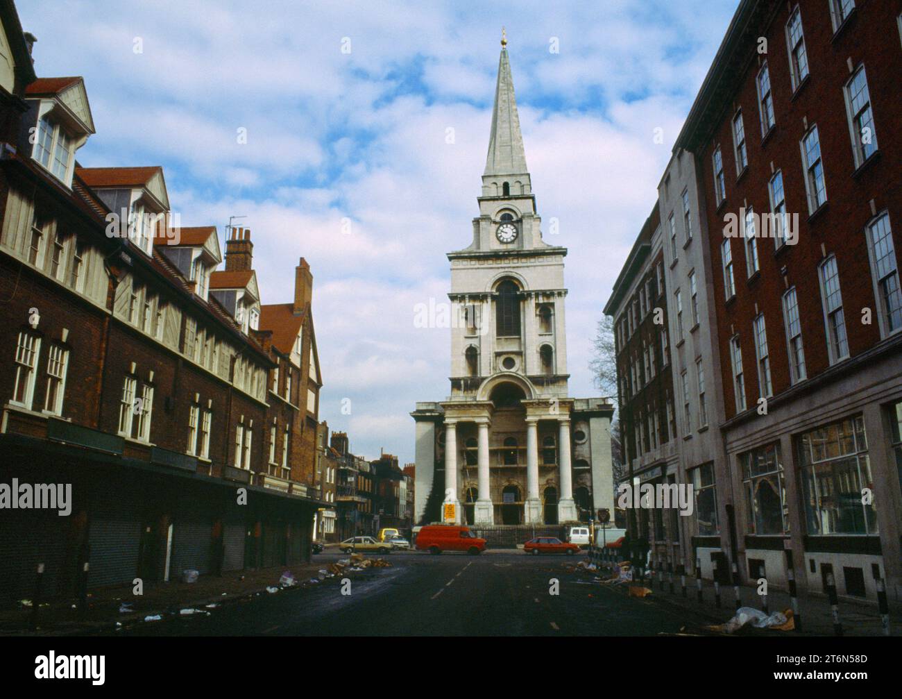 Blick E von der Brushfield Street of Christ Church, Spitalfields, London E1, England, Großbritannien, erbaut aus Portland-Stein 1714-29 von Nicholas Hawksmoor. Stockfoto