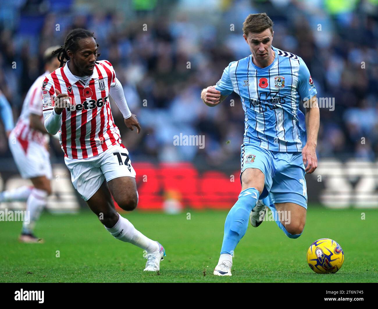 Daniel Johnson (links) von Stoke City und Ben Sheaf von Coventry City kämpfen um den Ball während des Sky Bet Championship Matches in der Coventry Building Society Arena in Coventry. Bilddatum: Samstag, 11. November 2023. Stockfoto