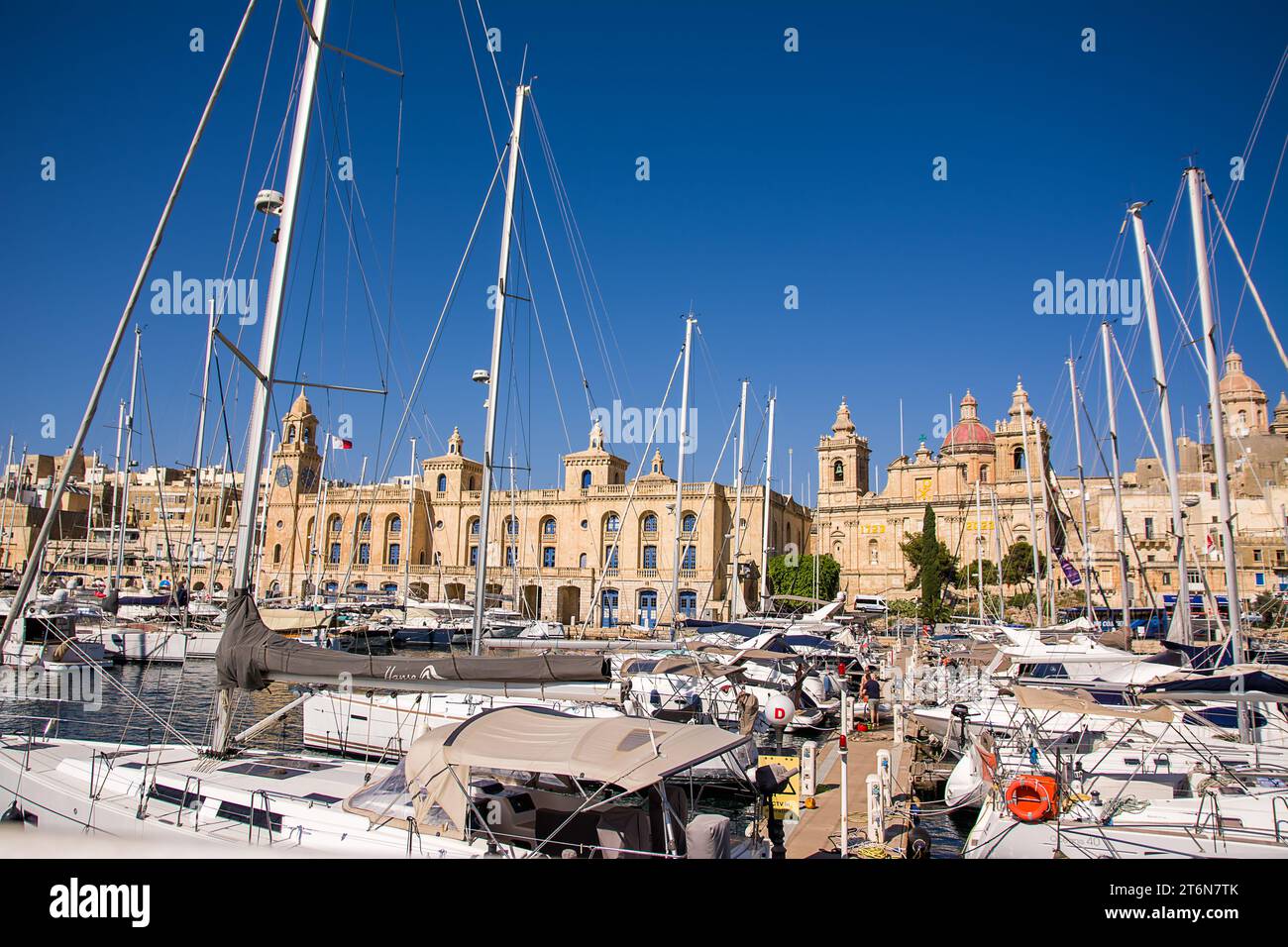 Vittoriosa, Malta - 17. Juni 2023: Hafen mit verankerten Booten und im Hintergrund und die Stadt Vittoriosa im Hintergrund, Malta Stockfoto