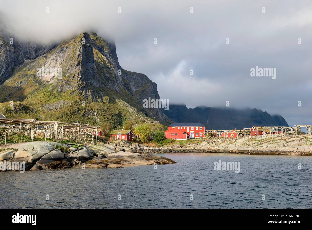 Malerische Landschaft in einem Fischerdorf reine auf den Lofoten-Inseln in Nordnorwegen Stockfoto