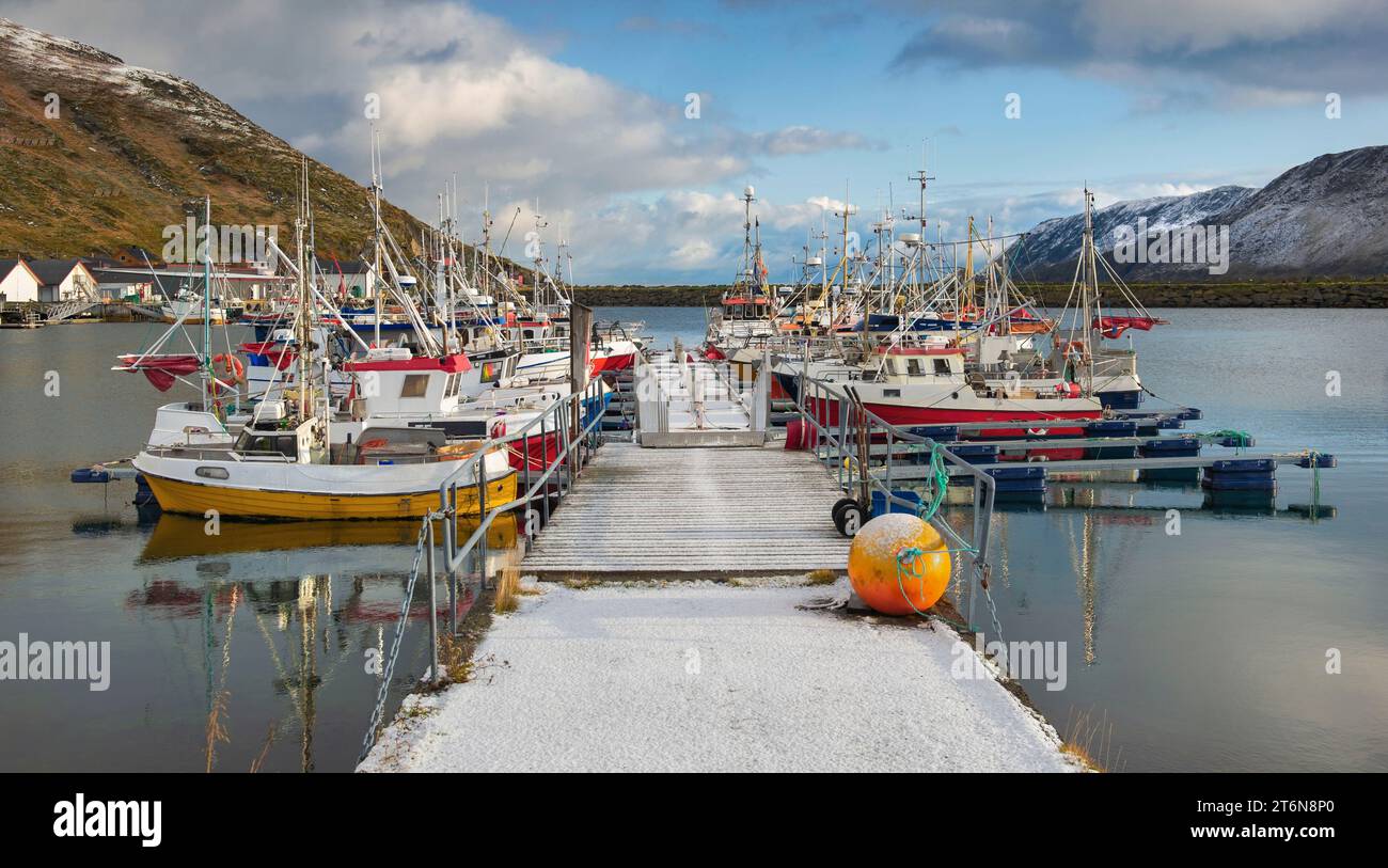hafen in einem norwegischen Fischerdorf auf der Insel Mageroya, Nordland in Norwegen Stockfoto
