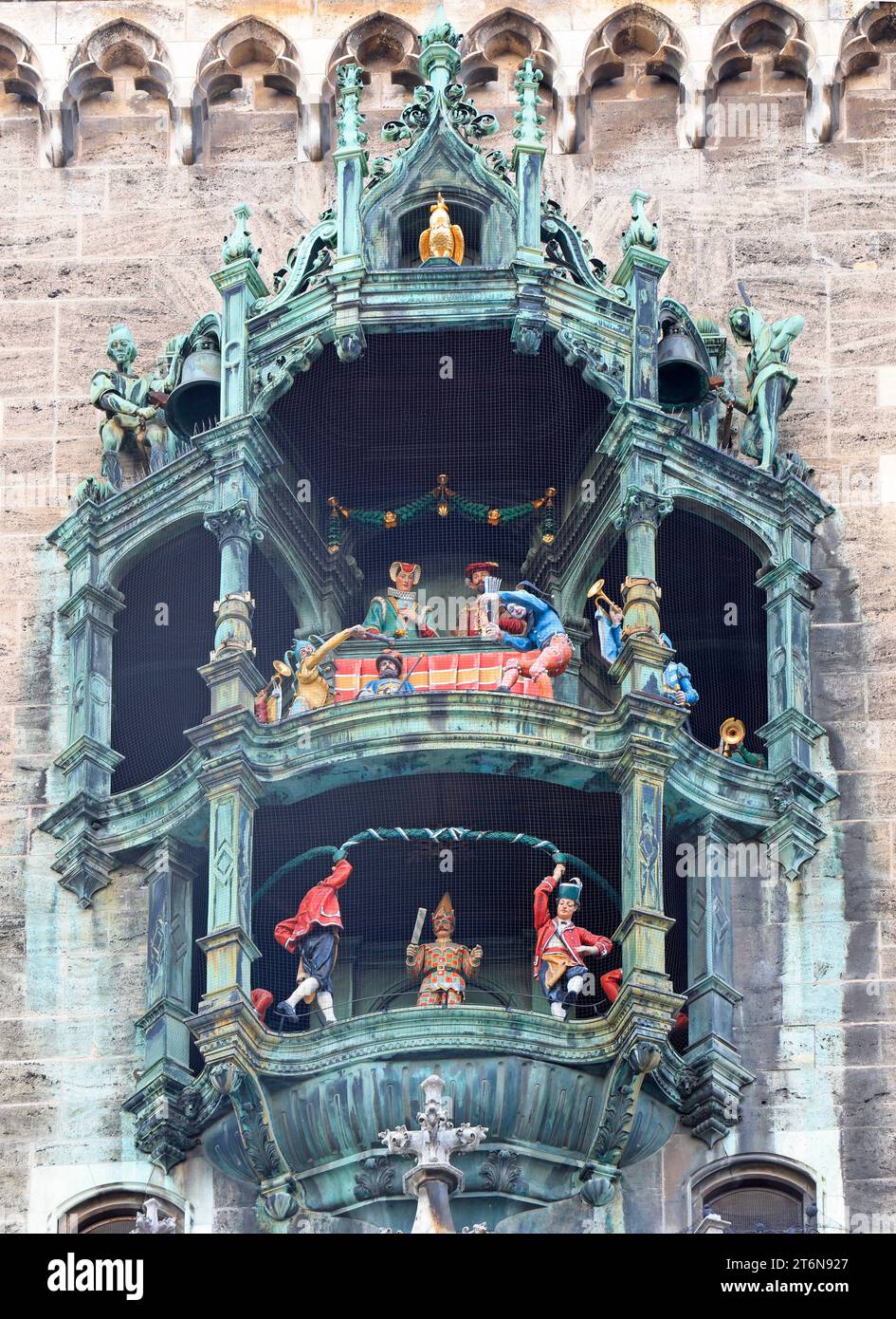 Detail auf dem Turm des Münchner Rathauses einschließlich Glockenfiguren der Uhr auf dem Marienplatz, Deutschland Stockfoto