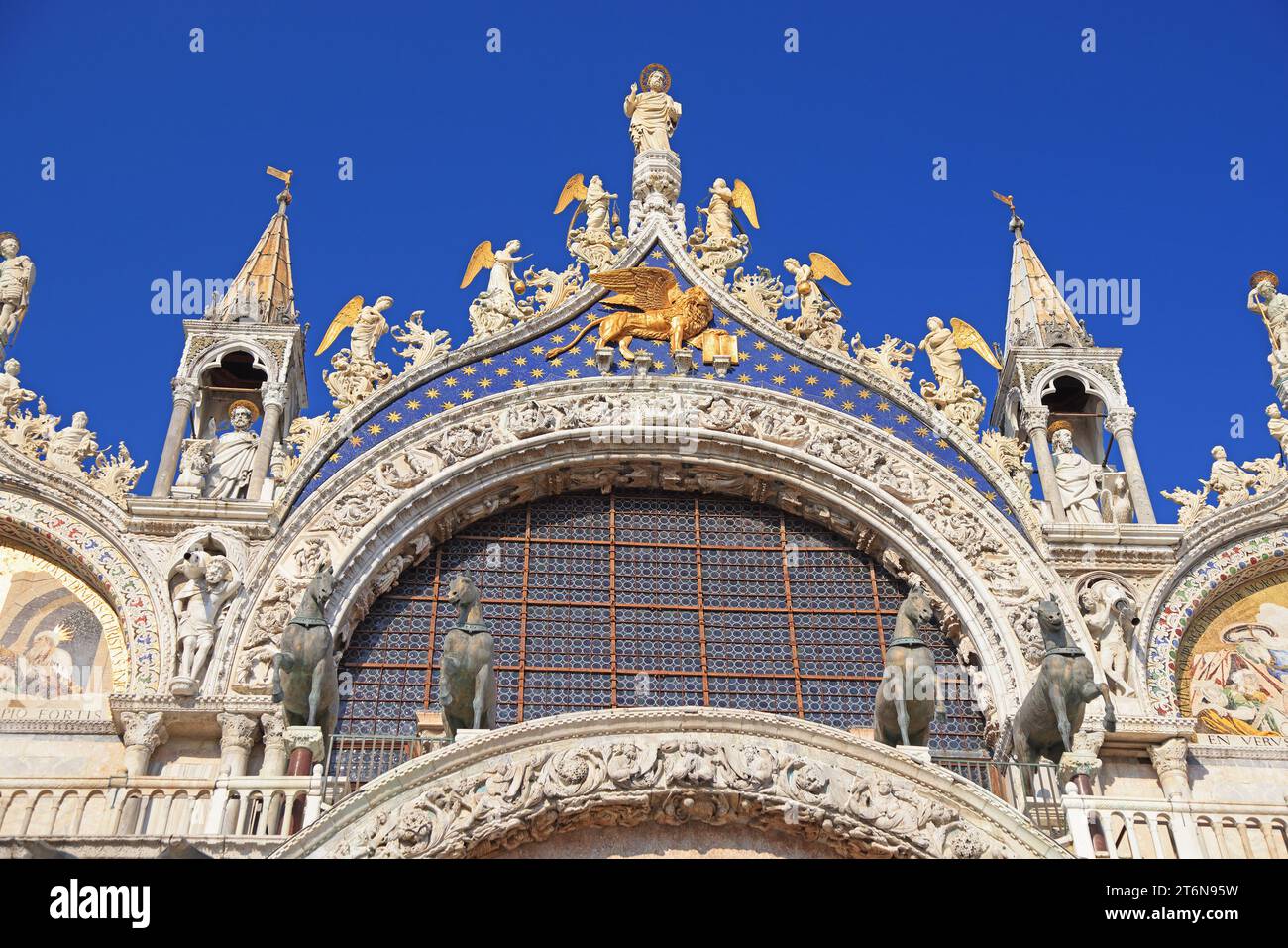 Wunderschöne Kunstwerke zur Dekoration der Patriarchalkirche Markusdom (Basilica Cattedrale Patriarcale di San Marco), Venedig, Italien Stockfoto