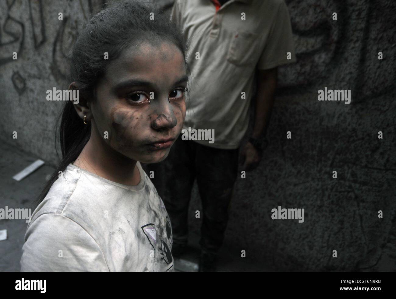 Nach einem israelischen Luftangriff in Rafah im südlichen Gazastreifen am Samstag, dem 11. November 2023, wird ein palästinensisches Mädchen, das mit Schmutz und Staub bedeckt ist, aus einem zusammengestürzten Haus gerettet. Während die israelischen Angriffe in Gaza andauern, wurden laut dem palästinensischen Gesundheitsministerium mehr als 11.070 Menschen getötet, darunter 4.506 Kinder, 3.027 Frauen und 678 ältere Menschen. Foto: Ismael Mohamad/UPI Stockfoto