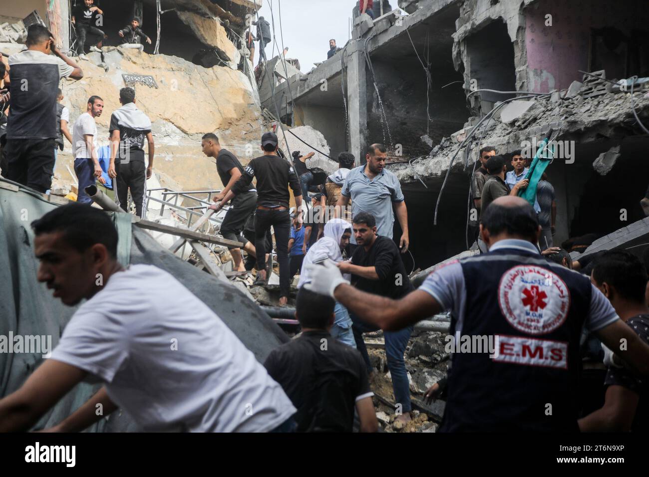 Eine Frau wird aus einem Gebäude, das während der israelischen Bombardierung auf Rafah im südlichen Gazastreifen am Samstag, dem 11. November 2023 zerstört wurde, heruntergerissen. Während die israelischen Angriffe in Gaza andauern, wurden laut dem palästinensischen Gesundheitsministerium mehr als 11.070 Menschen getötet, darunter 4.506 Kinder, 3.027 Frauen und 678 ältere Menschen. Foto: Ismael Mohamad/UPI Stockfoto