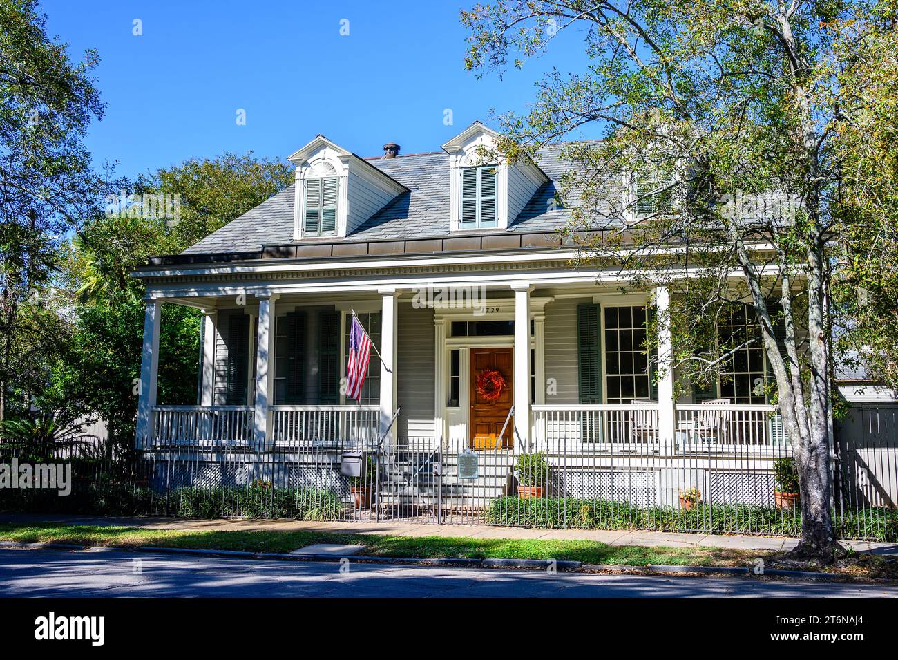 NEW ORLEANS, LA, USA - 5. NOVEMBER 2023: Vollständige Vorderansicht des historischen Goodrich-Stanley House im Garden District Stockfoto